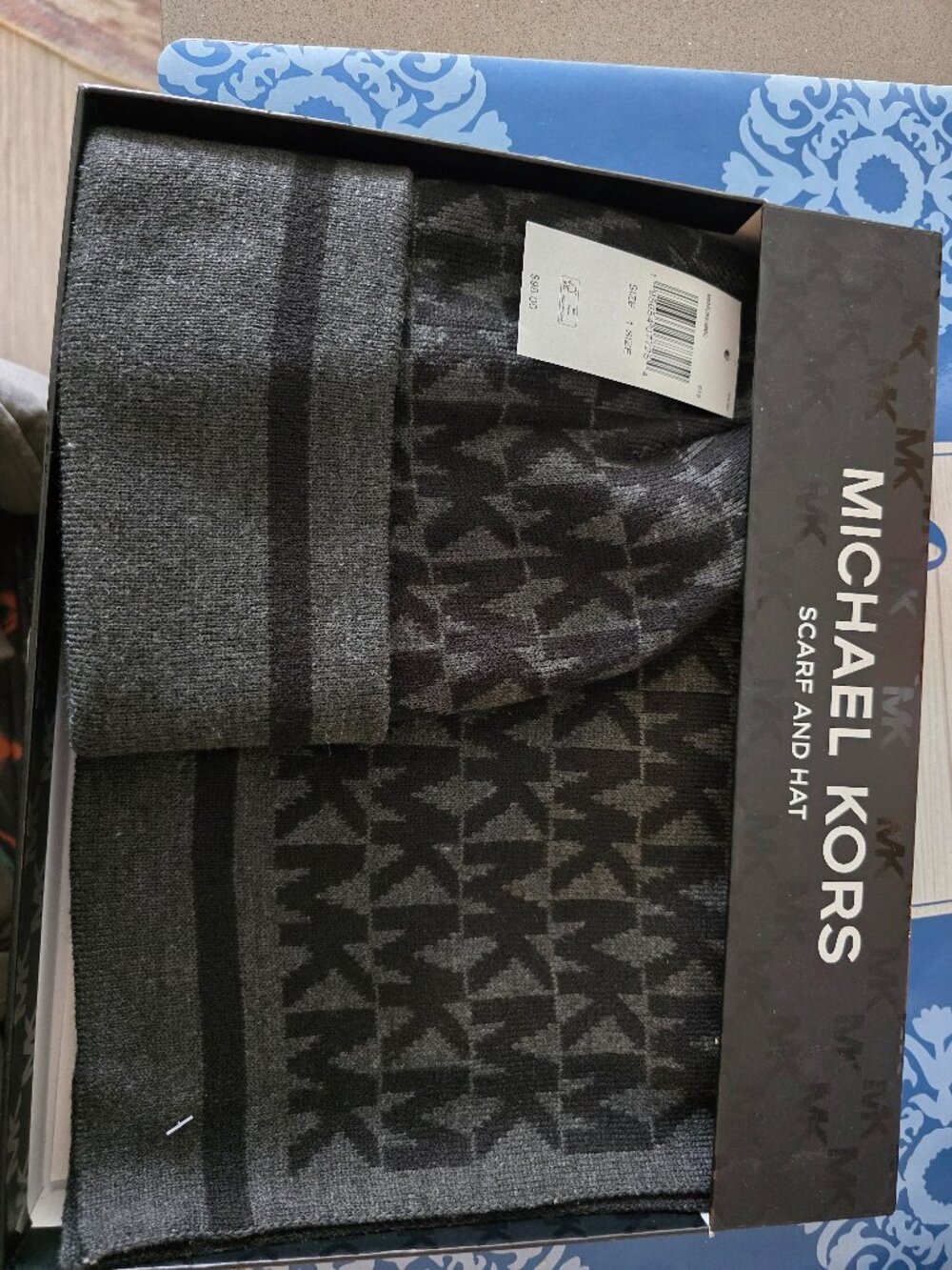 Michael Kors Hat & Scarf Gift Set – Black/Gray